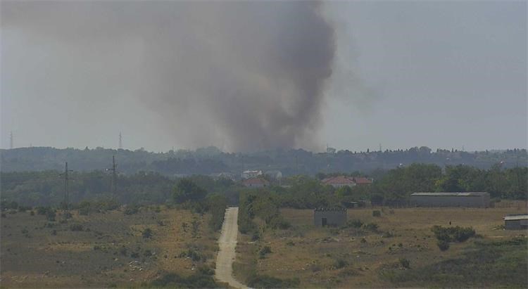 Slika /slike/Vijesti/HVZ-Požar Privlaka.Sabunike.jpg